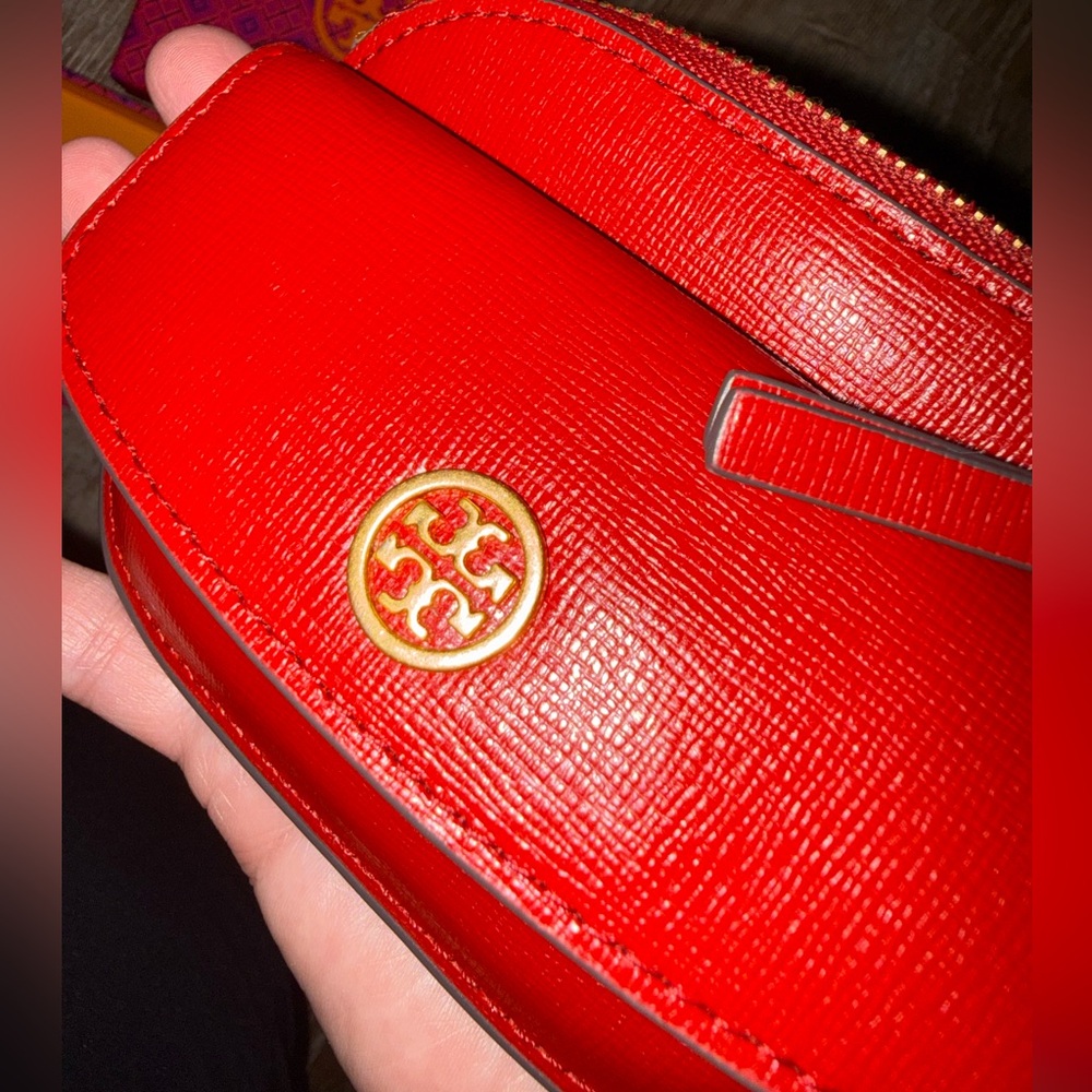 Like new Tory Burch ROBINSON CARD CASE KEY RING - Picture 6 of 14